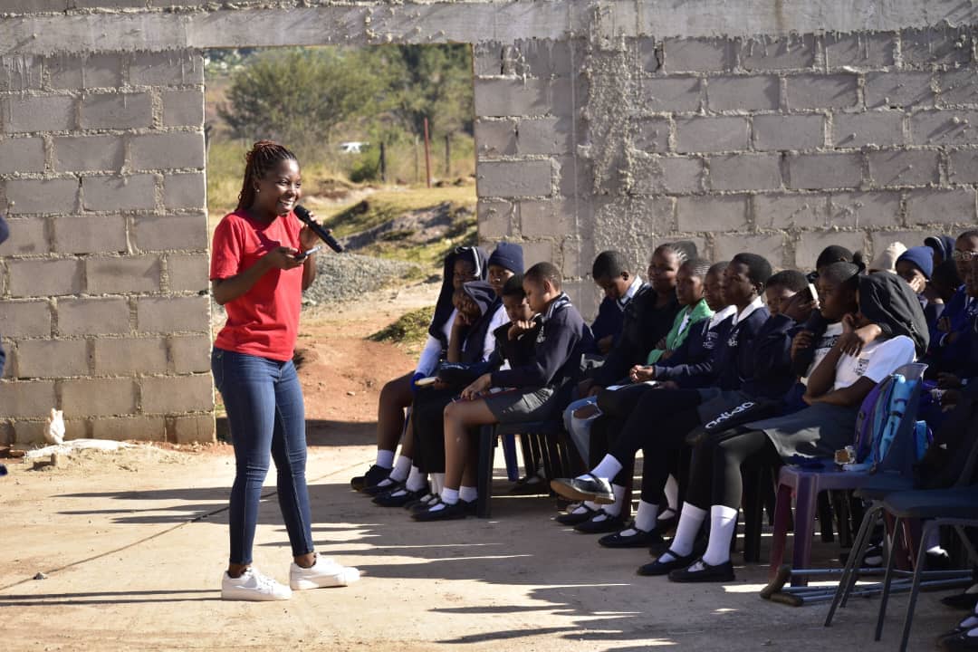 3W facilitator speaking with school students