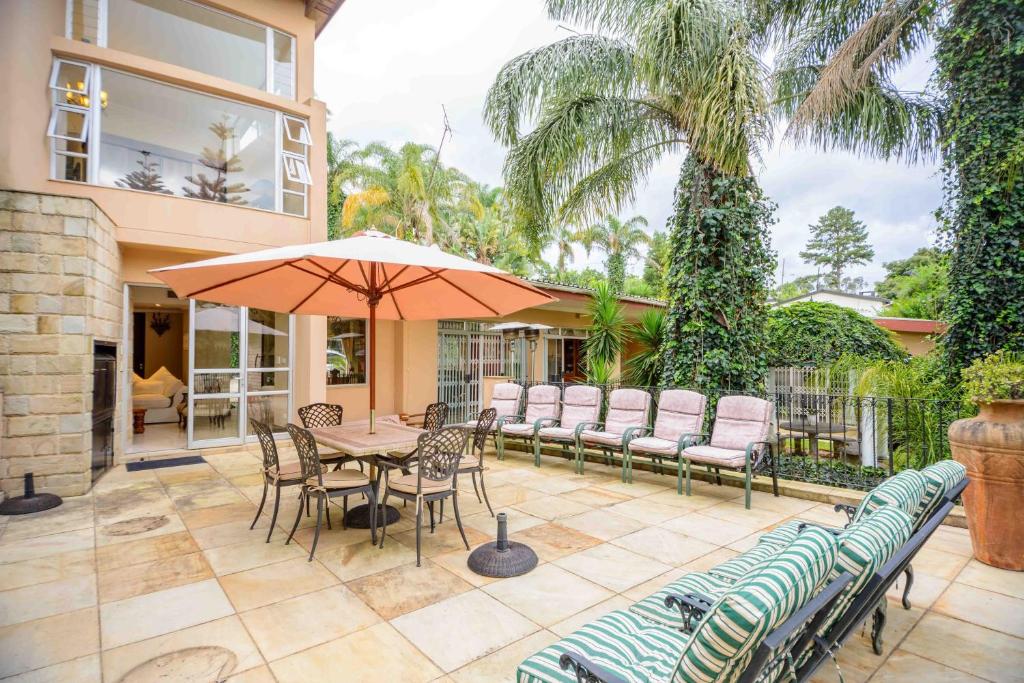 Outdoor lounge & dining
